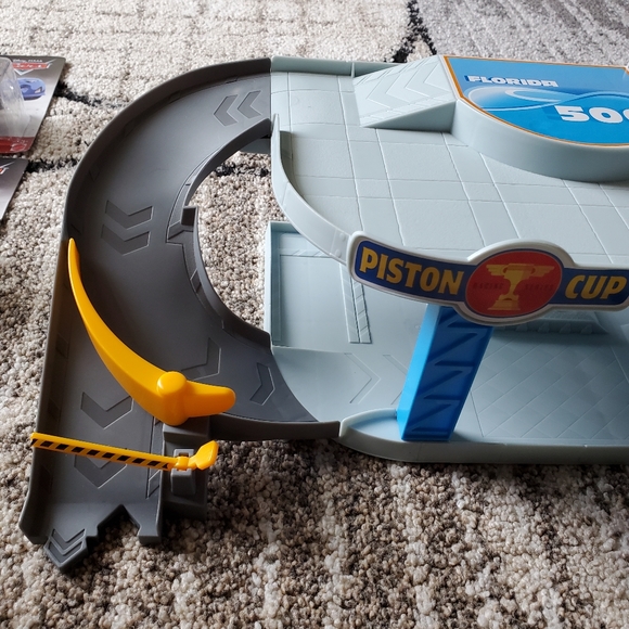 Disney Pixar Cars Piston Cup Garage Playset and 3 Pixar Cars - Picture 8 of 16